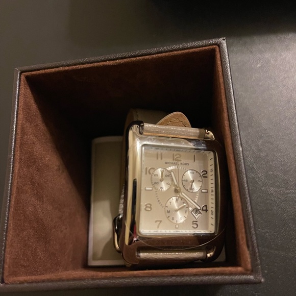 Micheal Kors watch. - Picture 5 of 5